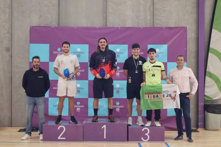El Auria Bádminton Club conquista dos títulos de campeón de Canarias en categoría absoluta