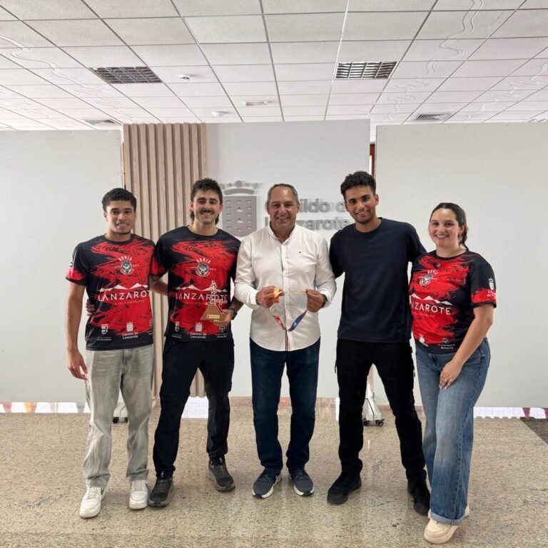 El Cabildo de Lanzarote recibe al Auria Bádminton Club tras su histórico ascenso a Primera División Bronce